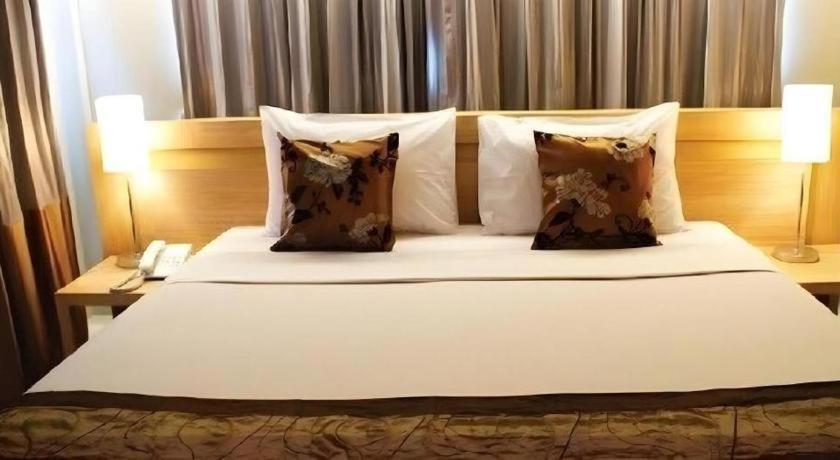 Chinotel Phuket Bagian luar foto