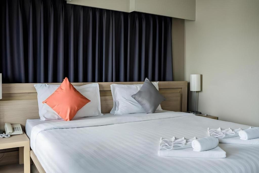 Chinotel Phuket Bagian luar foto