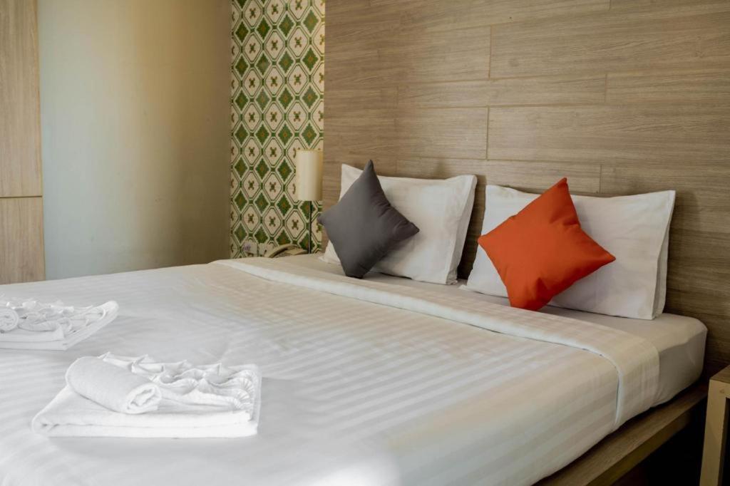 Chinotel Phuket Bagian luar foto