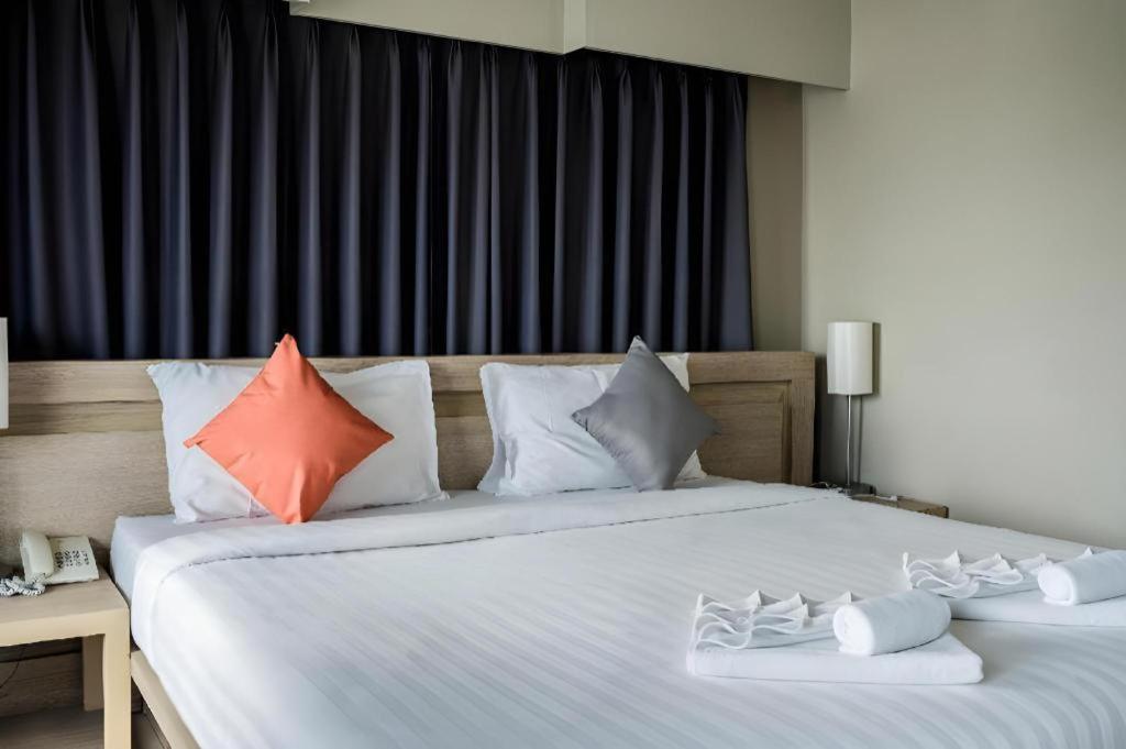 Chinotel Phuket Bagian luar foto